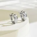 Minimalistische gepolijste zilverkleurige chunky oorringen op een witte display sokkel - Zilveren Gladde Vissenstaart