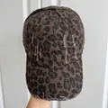 Gros plan détaillé montrant le motif léopard usé sur cette casquette de baseball élégante - M (56-58cm) / Imprimé léopard