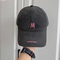 Detailansicht einer anthrazitgrauen Vintage-Basecap mit dekorativer rosa M-Stickerei - Verstellbar (56-58cm) / M Buchstabe Stil / Dunkelgrau