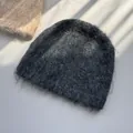 Nahaufnahme einer dunkelgrauen, flauschigen Strickmütze mit weicher Mohair-Textur. - M (56-59cm) / Schwarz und Grau