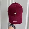 Nahaufnahme einer weinroten Baseballkappe mit weißem M und MANCHEST-Stickerei - Verstellbar (56-58cm) / M Buchstabe Stil / Burgunderrot