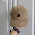 Vista detallada de gorra de béisbol vintage beige con bordado M azul en frente - Ajustable (56-58cm) / Estilo Letra M / Caqui