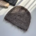 Nahaufnahme der weichen, flauschigen Mohair-Textur einer warmen grauen Winter-Strickmütze - M (56-59cm) / Kaffee