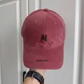 Detailansicht der rosa Vintage-Baseballkappe mit brauner M-Stickerei und weichem Top-Design - Verstellbar (56-58cm) / M Buchstabe Stil / Altrosa