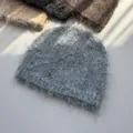 Detailansicht einer grauen, flauschigen Beanie-Mütze mit weicher und warmer Stricktextur - M (56-59cm) / Hellgrau