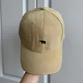 Vue détaillée d'une casquette de baseball en coton kaki avec broderie petit ours - M (56-58cm) / Ours Kaki