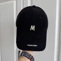 Detaillierte Makroaufnahme einer schwarzen US-Retro-Baseballkappe mit M-Stickerei - Verstellbar (56-58cm) / M Buchstabe Stil / Schwarz