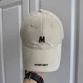 Vista detallada de una gorra de béisbol vintage beige con el bordado M y Manchest - Ajustable (56-58cm) / Estilo Letra M / Blanco Roto
