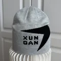 Detalle de gorro de punto gris con diseño gráfico negro XUNGAN para deporte fuera - M / Gris claro