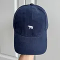 Gros plan d'une casquette de baseball marine avec broderie d'ours polaire blanc - M (56-58cm) / Ours Bleu
