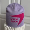 Detalle del gorro de punto lavanda con gráfico magenta y patrón de texto XUN GAN. - M / Púrpura