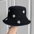 Vue détaillée d'un bob en denim noir orné de motifs délicats de broderie de coquillages blancs - Enfant (50-54cm) / Noir Lavé Coquillage
