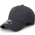 Détail macro d'une casquette de baseball gris anthracite avec étiquette de taille - M (56-58cm) / Gris foncé