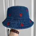 Gros plan détaillé d'un chapeau bob en denim bleu avec broderie de fraise rouge - Enfant (50-54cm) / Bleu Foncé Lavé Homard