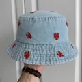 Détail d'une broderie de homard rouge sur un chapeau bob en denim bleu clair pour le soleil - Enfant (50-54cm) / Bleu Clair Lavé Homard