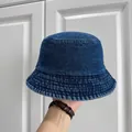 Gros plan détaillé d'un chapeau bob en jean bleu vintage pour enfant montrant la texture. - 52-54cm / Bleu foncé