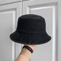 Vue détaillée montrant la texture d'un chapeau bob en denim gris anthracite pour enfants. - 52-54cm / Noir
