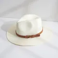 Vue détaillée d'un élégant chapeau de paille Panama blanc avec une bande décorative brune - M (56-58cm) / Milky blanc