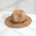 Vue latérale d'un chapeau Panama classique en paille avec une bande en cuir marron et boucle - M (56-58cm) / Chameau