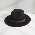 Vue détaillée d'un chapeau Fedora noir en paille avec boucle de ceinture marron. - M (56-58cm) / Noir