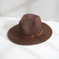Détail d'un chapeau de paille tressé marron avec une boucle de ceinture en cuir chic - M (56-58cm) / Café