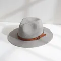 Détail d'un chapeau de paille Panama gris tressé avec une élégante sangle de ceinture brune - M (56-58cm) / Gris clair