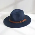 Vue détaillée d'un chapeau de paille bleu marine avec ruban en cuir marron - M (56-58cm) / Bleu marine
