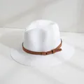 Détail rapproché d'un chapeau de paille Panama blanc avec élégante bande marron décorative - M (56-58cm) / Blanc