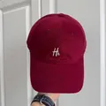 Primer plano detallado de una gorra de béisbol vintage granate con bordado de letra H - Ajustable (56-58cm) / Estilo Letra H& / Burdeos