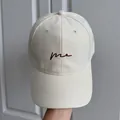 Nahaufnahme einer minimalistischen beigen Baumwoll-Baseballkappe mit roter Me-Stickerei. - M (56-58cm) / Glaube an dich selbst