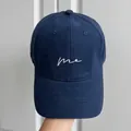 Detailansicht einer dunkelblauen Baseballkappe mit weißem 'me' Stickerei-Schriftzug - M (56-58cm) / Blau Mit Alphabetdruck