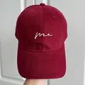 Vue détaillée d'une casquette de baseball bordeaux avec texte brodé blanc "me". - M (56-58cm) / Lettre Rouge
