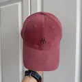 Macro detallada del bordado de letras en una elegante gorra de béisbol rosa vintage - Ajustable (56-58cm) / Estilo Letra H& / Rosa Palo