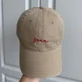 Gros plan sur la broderie rouge 'me' d'une casquette de baseball en coton kaki détail - M (56-58cm) / Kaki Lettre