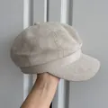 Seitenansicht einer grauen Wollmütze, die ihre dicke Textur und den Retro-Stil zeigt - Wildleder Beige