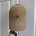 Vista detallada de una gorra de béisbol de algodón caqui con un bordado H azul marino - Ajustable (56-58cm) / Estilo Letra H& / Caqui