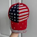 Vue détaillée d'une casquette de baseball rouge avec un motif de drapeau américain. - M (56-58cm) / Incrustation Strass Rouge