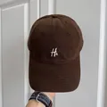 Primer plano de una gorra de béisbol retro marrón oscuro con bordado blanco de H y ampersand - Ajustable (56-58cm) / Estilo Letra H& / Café
