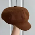 Nahaufnahme einer braunen Kord-Schirmmütze für Damen mit klassischem Vintage-Design - Karamell Vertikale Streifen