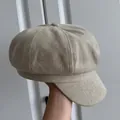 Detailansicht einer beigen Schirmmütze mit dicker, strukturierter Leinenstoff-Oberfläche - Beige Linen-look