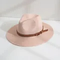 Gros plan d'un chapeau de paille Panama rose clair avec boucle de ceinture brune. - M (56-58cm) / Rose Lotus
