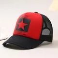 Stijlvolle rood-zwarte truckercap met rode sterprint en ademende mesh-achterkant - Verstelbaar / Zwarte Rand Rood