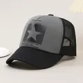 Grijze en zwarte ademende mesh trucker pet met sterprint en uniek songtekst detail - Verstelbaar / Zwarte Rand Grijs