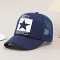 Marineblauwe truckerpet met witte sterrenprint en ademend mesh-ontwerp aan de achterkant - Verstelbaar / Marineblauw