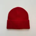 Nahaufnahme einer weichen roten Strickmütze mit einer äußerst feinen Wollstruktur - Einheitsgröße / Rot