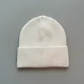 Weiche cremeweiße Strickmütze aus Kaschmirimitat mit klarem, minimalistischem Design. - Einheitsgröße / Beige