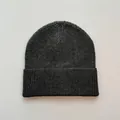 Detailansicht der feinen Strickstruktur einer dunkelgrauen Beanie-Mütze für Damen - Einheitsgröße / Dunkelgrau