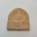 Detailansicht der kamelfarbenen Strickmütze mit weicher Wollstruktur und Rippbund - Einheitsgröße / Khaki