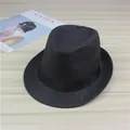 Klassischer schwarzer Strohhut Jazz-Fedora mit Satinband auf einem hellen Holztisch - Unisex (Passend für 55-58 cm) / Schwarz (Band)