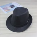 Nahaufnahme eines schwarzen geflochtenen Strohhuts mit schickem Lederband-Detail - Unisex (Passend für 55-58 cm) / Schwarz (Gürtel)